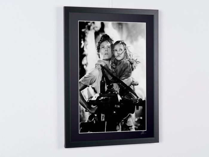 Aliens (1986) - Sigourney Weaver as Ellen Ripley  Carrie Henn - Fine Art Photography - Luxury Wooden Framed 70X50 cm - Limited Edition Nr 01 of 30 - Serial ID 16853 - Original Certificate (COA), Hologram Logo Editor and QR Code - 100% New items.