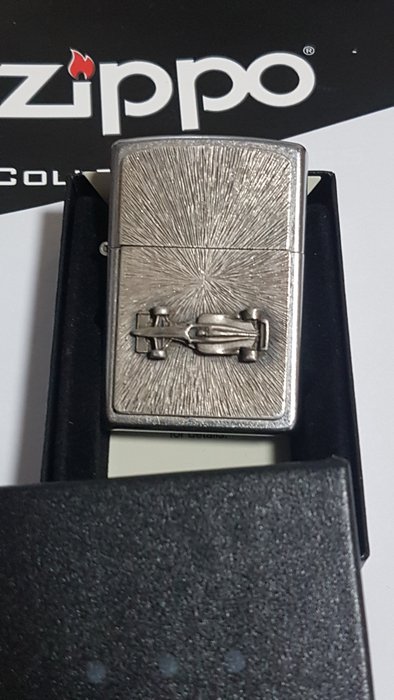 Zippo - Original Zippo Rarität Formel 1 Rennwagen 3D Emblem - Lighter - Chrome