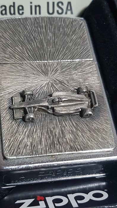 Zippo - Original Zippo Rarität Formel 1 Rennwagen 3D Emblem - Lighter - Chrome