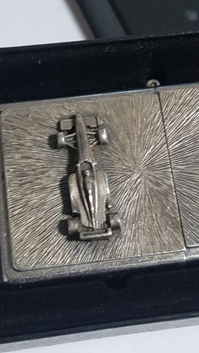 Zippo - Original Zippo Rarität Formel 1 Rennwagen 3D Emblem - Lighter - Chrome