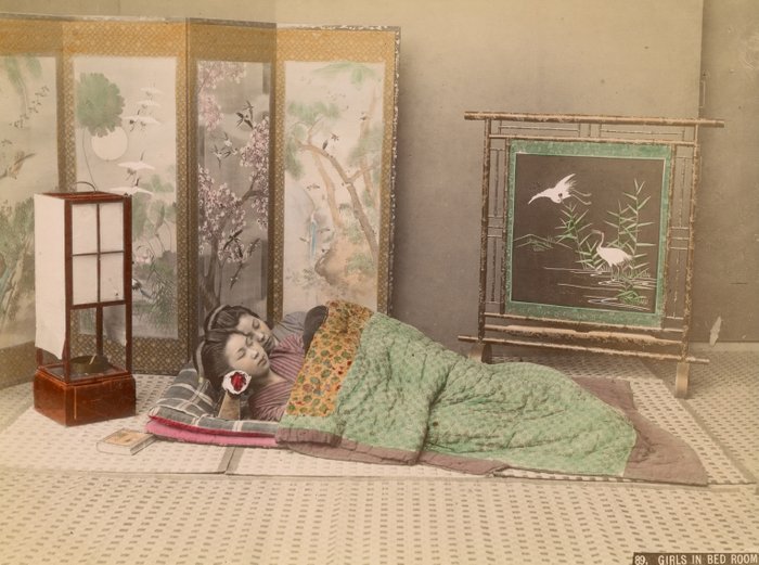 Kusakabe Kimbei Farsari et divers Yokohama School - "Girls in bed room"