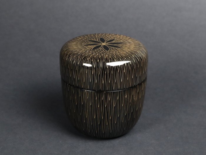 Tea Caddy Gold Hairline Engraving 金毛彫 中棗 by Shida Masaru (Hakuhō) 志田勝 (伯峰) with Original Box - Natsume - Lakeret træ