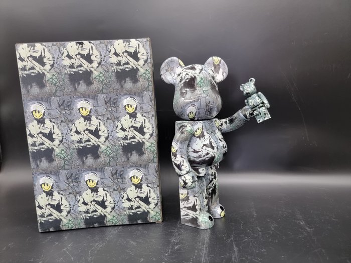 Banksy x Bearbrick Medicom Toy - Riot Cop 400% + 100% set Bearbrick