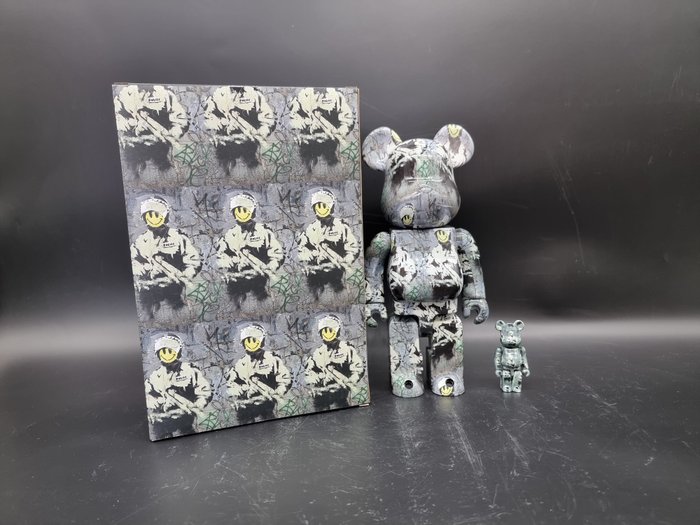 Banksy x Bearbrick Medicom Toy - Riot Cop 400% + 100% set Bearbrick