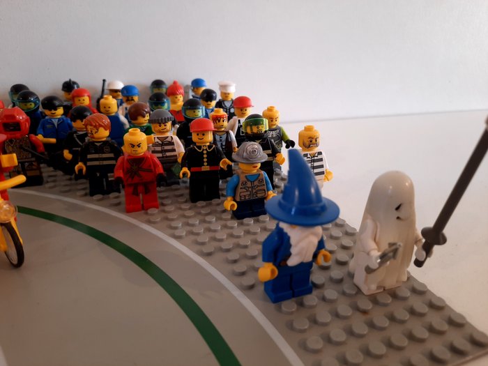 Lego - 41 Unieke minifiguren en grondplaat