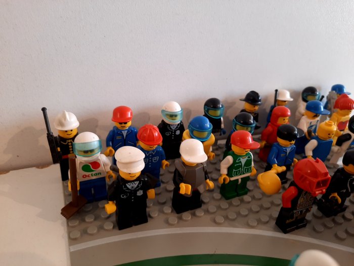 Lego - 41 Unieke minifiguren en grondplaat