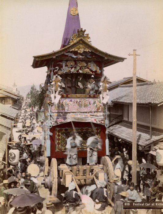 Kusakabe Kimbei Farsari et divers Yokohama School - "Festival car at Kioto"