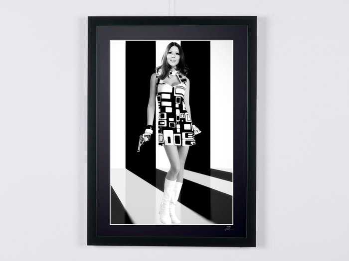 The Avengers - Classic TV - Diana Rigg (Emma Peel) - 60s Icon - Luxury Wooden Framed 70X50 cm - Limited Edition Nr 03 of 30 - Serial ID 20565 - - Original Certificate (COA) Hologram Logo Editor and QR Code