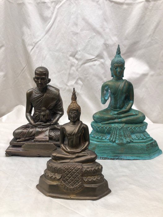 Collectie van 3 Boeddhistische beelden - Statue - Thailand  (Ingen mindstepris)