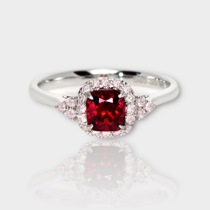 Ingen mindstepris - Ring - 14 karat Hvidguld -  119ct tw Spinel - Diamant - IGI 098 ct dyb rød