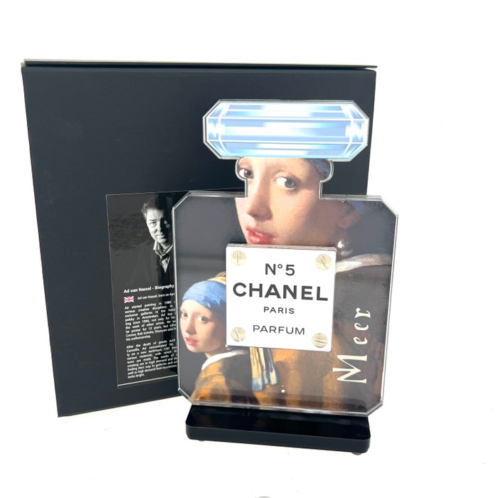 Ad van Hassel (1953) - Luxury Chanel No5 Sculpture - Hommage to Vermeer