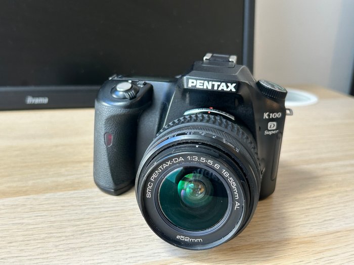 Pentax K100D Super + SMC Pentax DA 18-55mm f/35-56 AL Digitalt refleks kamera (DSLR)