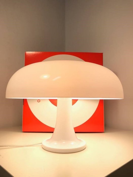 Artemide - Giancarlo Mattioli - Bordlampe - Nessino hvid - polycarbonat