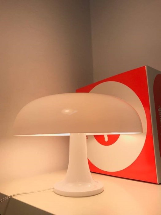 Artemide - Giancarlo Mattioli - Bordlampe - Nessino hvid - polycarbonat