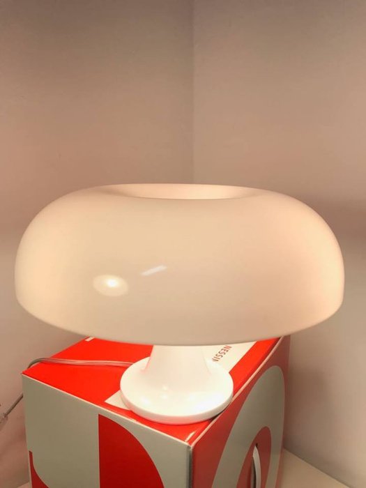 Artemide - Giancarlo Mattioli - Bordlampe - Nessino hvid - polycarbonat