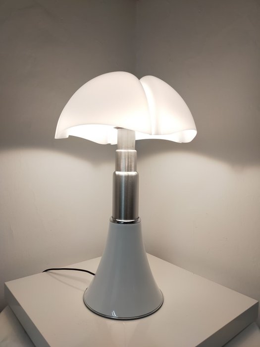 Martinelli Luce - Gae Aulenti - Bordlampe - Bat 620 - Metal, aluminium og opal methacrylat