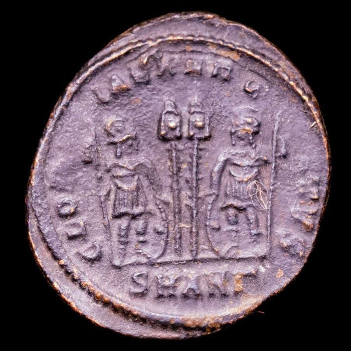 Romarriket. Constantine I (AD 306-337). Follis Antioch. AD 335. GLORIA EXERCITVS, two helmeted soldiers standing facing each other  (Ingen mindstepris)