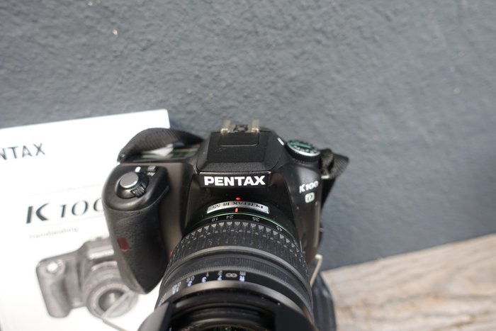 Pentax K100 D camera met pentax DA 3.5 5.6 18-55mm AL objectief Digitalt refleks kamera (DSLR)