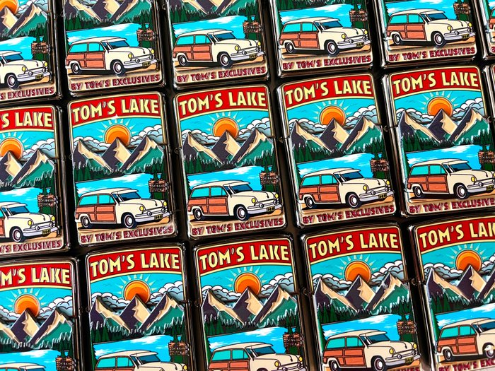 Zippo - Zippo Tom’s Lake Promo edition - Lommelighter - Emalje, Forsølvet, Messing, Træ