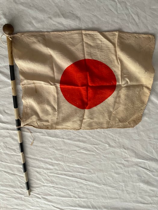 Old Imperial Japanese Army - Rising Sun Hinomaru håndholdt flag med stang og trækugle original- - Flag