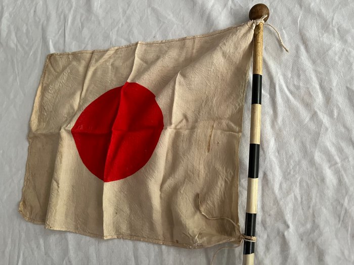 Old Imperial Japanese Army - Rising Sun Hinomaru håndholdt flag med stang og trækugle original- - Flag