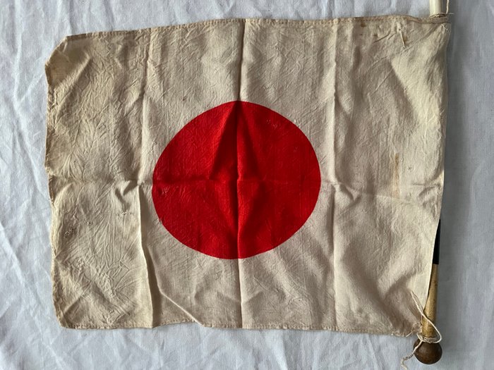 Old Imperial Japanese Army - Rising Sun Hinomaru håndholdt flag med stang og trækugle original- - Flag