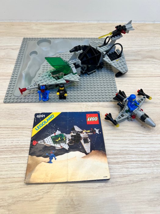 Lego - Space - 6891 + 6824 + baseplate - Lot Gamma V Laser Craft + Space Dart I + baseplate - 1980-1990