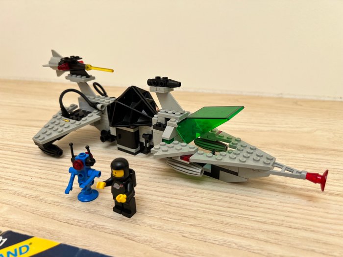 Lego - Space - 6891 + 6824 + baseplate - Lot Gamma V Laser Craft + Space Dart I + baseplate - 1980-1990