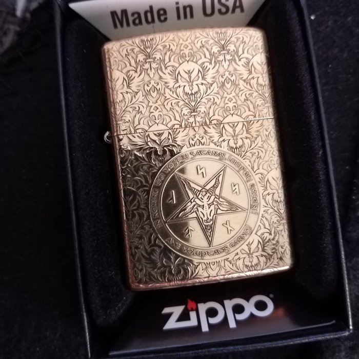 Zippo - 5D Reliefs - KING OF HELL - armor case - golden brass - new - Lommelighter - Stål (rustfrit)