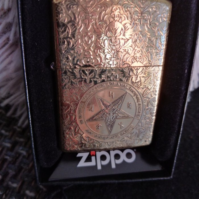 Zippo - 5D Reliefs - KING OF HELL - armor case - golden brass - new - Lommelighter - Stål (rustfrit)