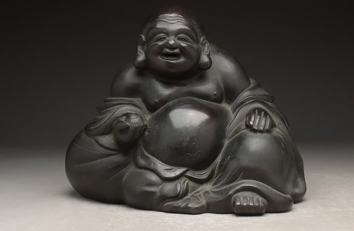 fint udformet bronzestatue der forestiller Hotei også kendt som den leende Buddha eller Budai - Bronze - 1900-2000