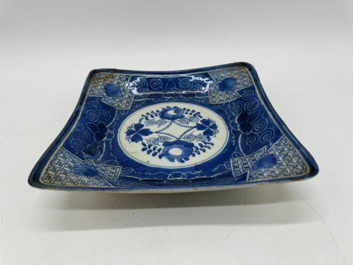 Gammel Imari ware blå og hvid, blomstermønster firkantet plade, landskabsdesign, - Keramik, Porcelæn - Japan - Edo-perioden (1600-1868)