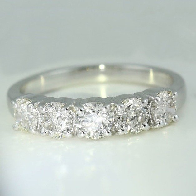 Ring - 14 karat Hvidguld -  1.66ct. tw. Diamant (Natur) - 5 diamantring