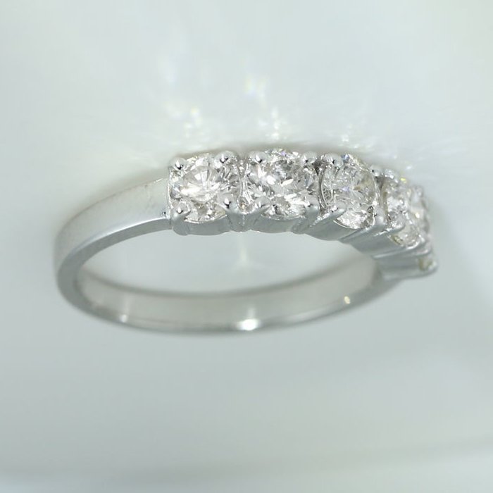 Ring - 14 karat Hvidguld -  1.66ct. tw. Diamant (Natur) - 5 diamantring