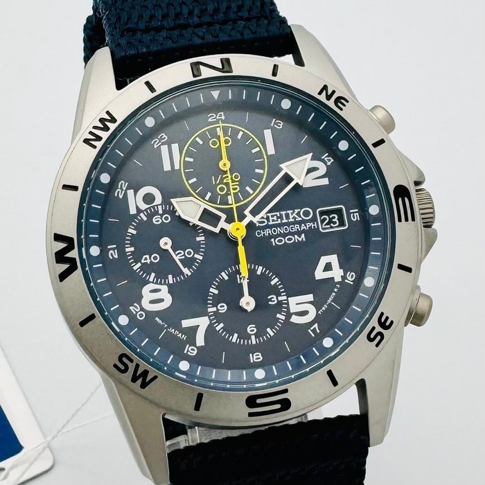 Seiko - Chronograph Military Dark Blue and Yellow and White Indexes 100m. Date - Ingen mindstepris - Mænd - 2011-nu