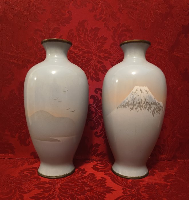 Vase - Cloisonne emalje - Japan - Slutningen af det 19 - begyndelsen af det 20 århundrede - Et par vaser - Mount Fuji