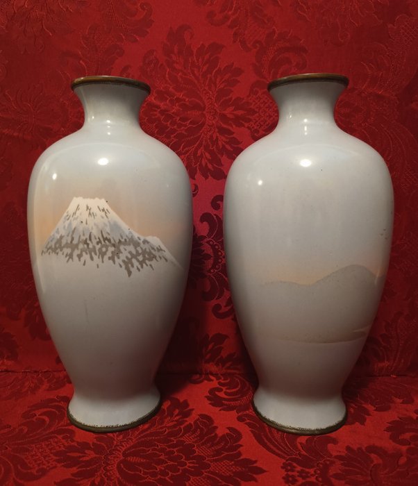 Vase - Cloisonne emalje - Japan - Slutningen af det 19 - begyndelsen af det 20 århundrede - Et par vaser - Mount Fuji