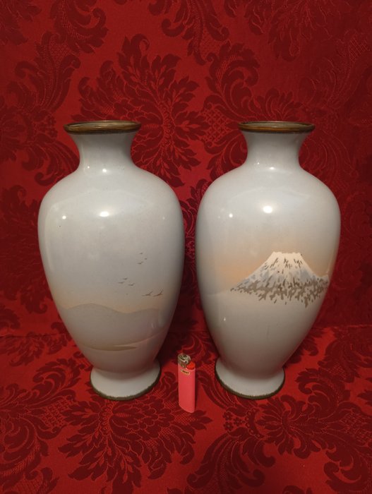 Vase - Cloisonne emalje - Japan - Slutningen af det 19 - begyndelsen af det 20 århundrede - Et par vaser - Mount Fuji