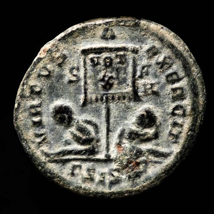 Romarriket. Crispus Caesar. Follis Siscia 316/26 AD. VIRTVS EXERCIT / Gamma SIS Star in crescent Vexillum inscribed VOT/X  (Ingen mindstepris)