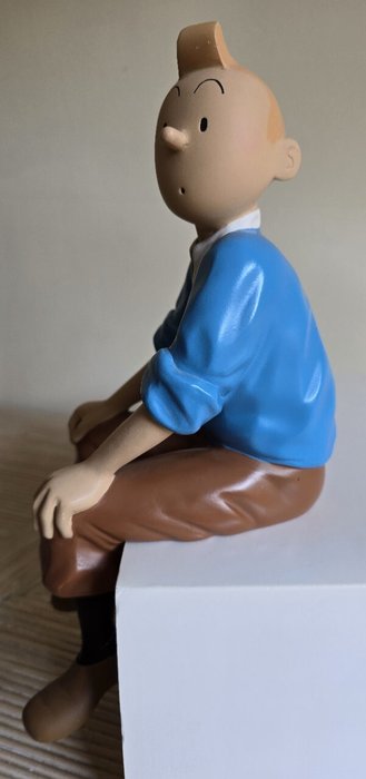 Tintin 45 - Tintin assis pull bleu Statue - Leblon Delienne - 1991