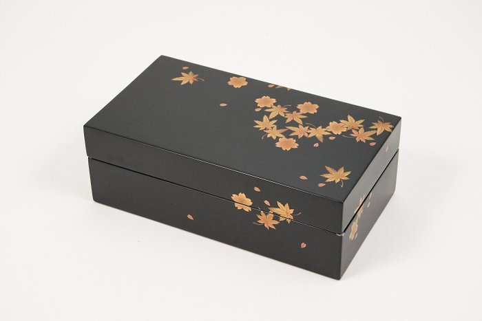 Maple Leaves and Cherry Blossoms Maki-e Jewelry Box 宝石箱 with Original Wooden Box - Aigami Toshiro (Juho/Toshimine) 相上俊郎 (寿峯) - Boks - Wajima lak