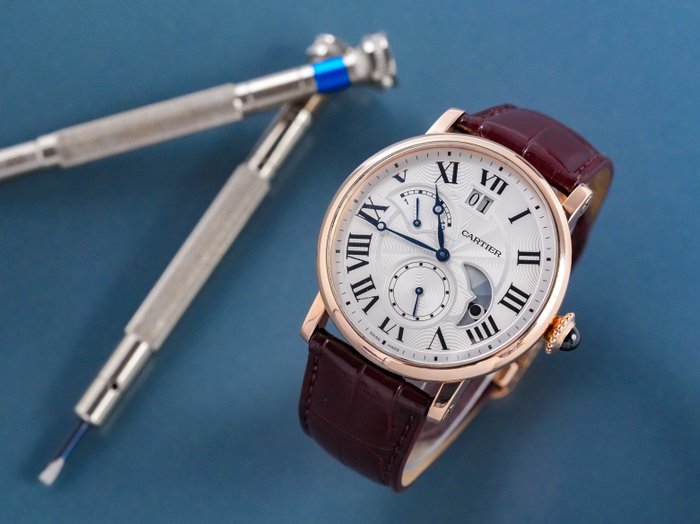 Cartier - Rotonde de Cartier Big Date Retrograde Second Time Zone, Day Night Indicator - W1556240 - Mænd - 2011-nu