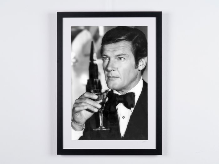 James Bond, Roger Moore as "James Bond 007" in classic pose - Fine Art Photography - Luxury Wooden Framed 70X50 cm - Limited Edition Nr 04 of 20 - Serial ID 16132 - Original Certificate (COA), Hologram Logo Editor and QR Code - 100% New items.