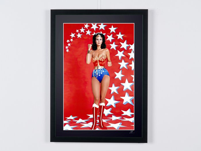 Wonder Woman Tv Series - 1975–1979 - Lynda Carter as " Wonder Woman" - Fine Art Photography - Luxury Wooden Framed 70X50 cm - Limited Edition Nr 02 of 30 - Serial ID 17214 - Original Certificate (COA), Hologram Logo Editor and QR Code - 100% New items.