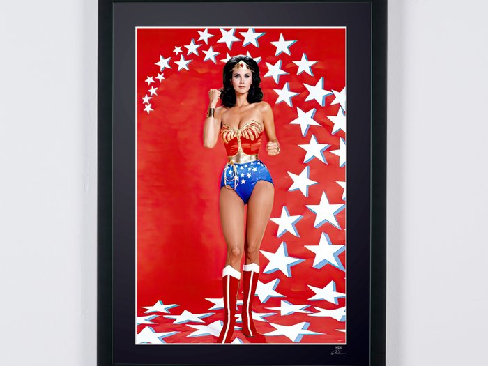 Wonder Woman Tv Series - 1975–1979 - Lynda Carter as " Wonder Woman" - Fine Art Photography - Luxury Wooden Framed 70X50 cm - Limited Edition Nr 02 of 30 - Serial ID 17214 - Original Certificate (COA), Hologram Logo Editor and QR Code - 100% New items.