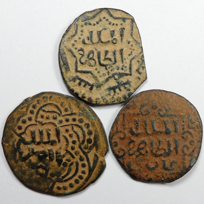 ISLAMISK, middelalderlig Ayyubid-dynasti. Various types of rulers including al-Zahir Ghazi and al-'Aziz Muhammad of Aleppo. Lot of 3 AE Fulus 7th Century AH  (Ingen mindstepris)