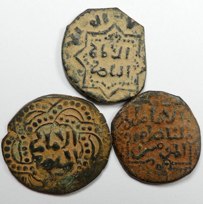 ISLAMISK, middelalderlig Ayyubid-dynasti. Various types of rulers including al-Zahir Ghazi and al-'Aziz Muhammad of Aleppo. Lot of 3 AE Fulus 7th Century AH  (Ingen mindstepris)