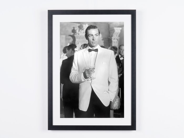 James Bond 007: Goldfinger - Sir Sean Connery as "James Bond 007" - Fine Art Photography - Luxury Wooden Framed 70X50 cm - Limited Edition Nr 02 of 50 - Serial ID 17017 - Original Certificate (COA), Hologram Logo Editor and QR Code - 100% New items.