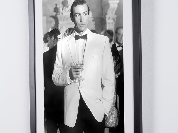 James Bond 007: Goldfinger - Sir Sean Connery as "James Bond 007" - Fine Art Photography - Luxury Wooden Framed 70X50 cm - Limited Edition Nr 02 of 50 - Serial ID 17017 - Original Certificate (COA), Hologram Logo Editor and QR Code - 100% New items.