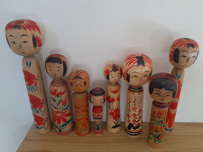 Parti med 8 traditionelle vintage kokeshi - Japan - Anden halvdel af det 20. århundrede